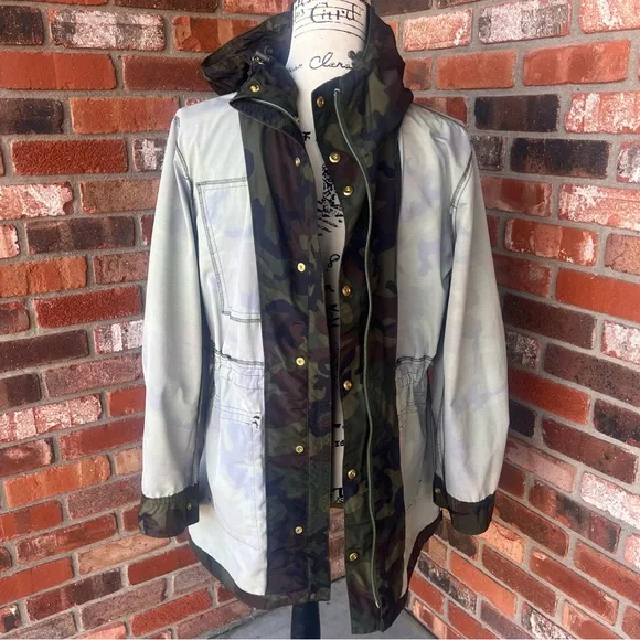 J. Crew Camouflage Rain Jacket with Gold Zipper and Snaps Size Small - Picture 13 of 16